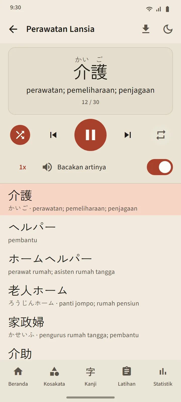 Pemutar deck audio: kata yang sedang dibacakan tampil besar dengan artinya, kendali putar, dan daftar kata